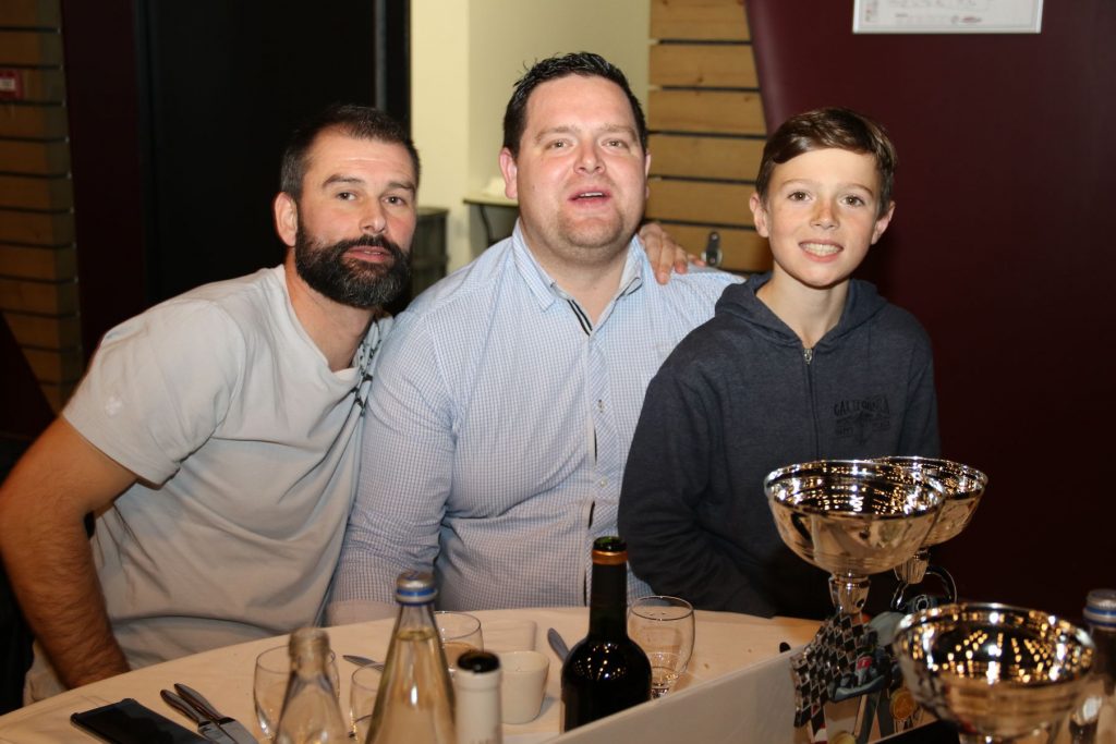 Nicolas (D-kart/Kartcenter à Pluméliau qui a motorisé plusieurs des pilotes récompensés), Vincent (papa de Bastian) et Bastian